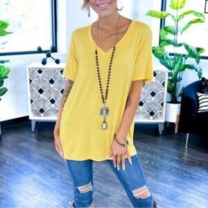 NWT Women’s Boutique Yellow Boyfriend Style V Neck Tee Shirt Top - Size M (8-10)
